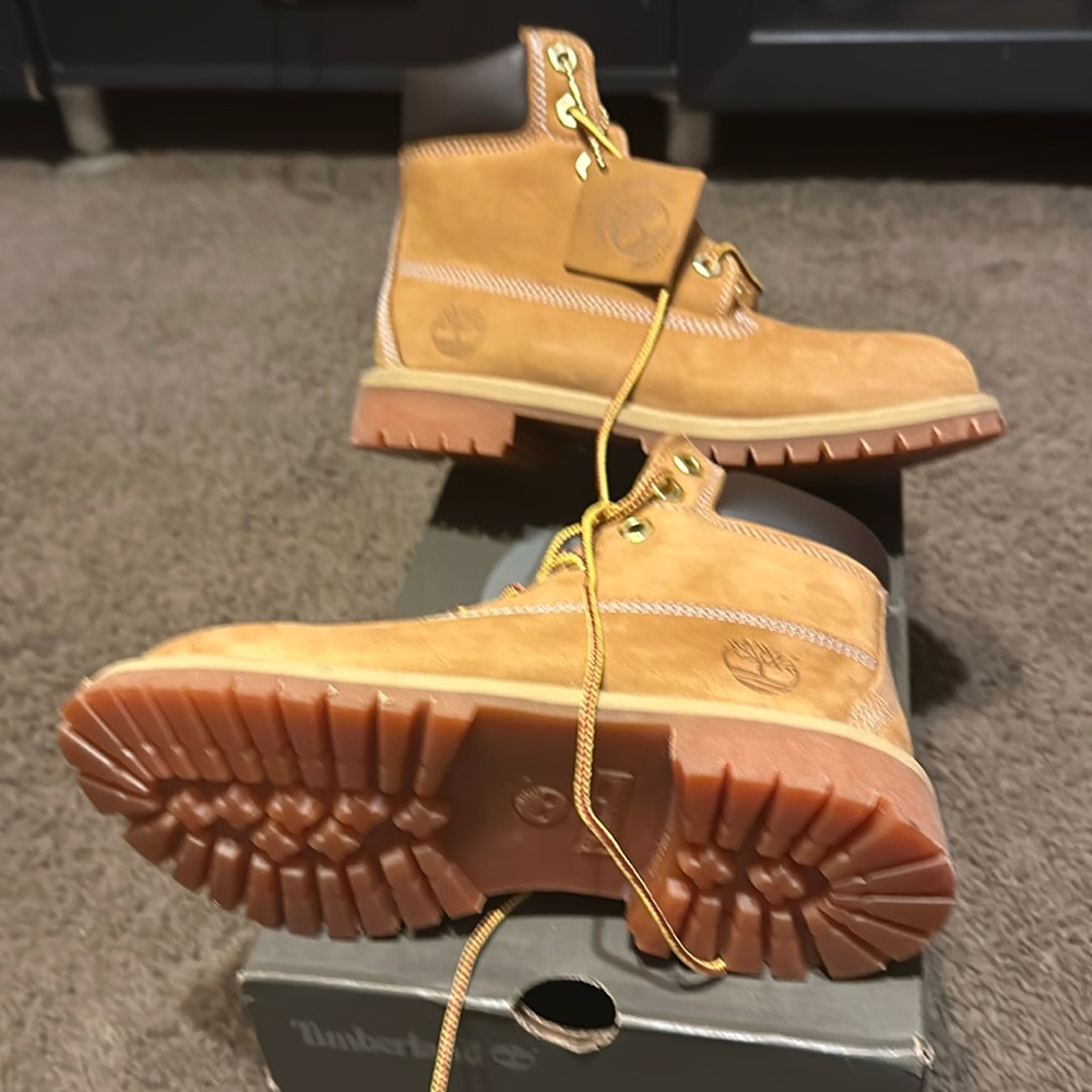 Juniors 6in Timberland Wheat size 3.5